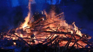 Neben dem Osterfeuer ist auch das Sonnwendfeuer eine Tradition.