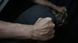 Mehrere Stunden soll der 40-Jährige im Zuge einer Auseinandersetzung seine Ehefrau misshandelt ...