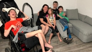 Vladislav, Mama Julia, Estella, Papa Anton und ein Freund der Kinder in der neuen Wohnung.