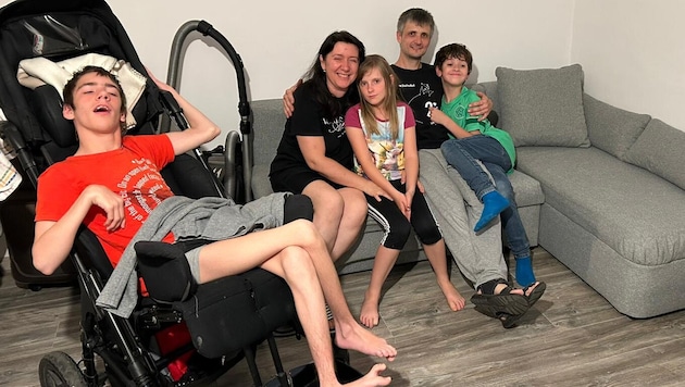 Vladislav, Mama Julia, Estella, Papa Anton und ein Freund der Kinder in der neuen Wohnung.