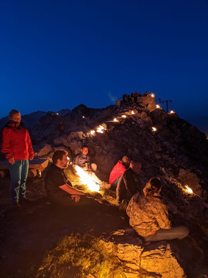 Leuchtende Gesichter und Felsen auf der Nordkette.