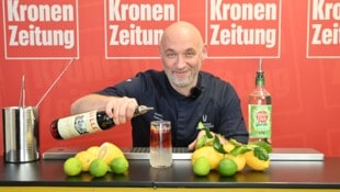 Schellander zeigte im „Krone“-Studio vor, wie der Drink gemacht wird.