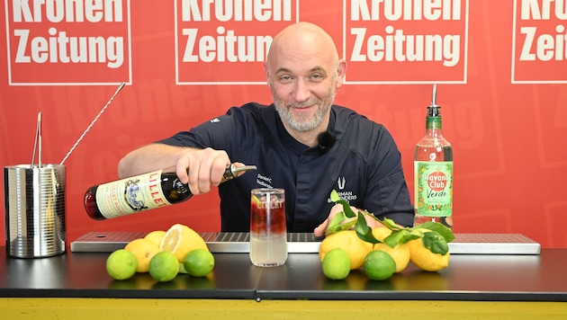 Schellander zeigte im „Krone“-Studio vor, wie der Drink gemacht wird.