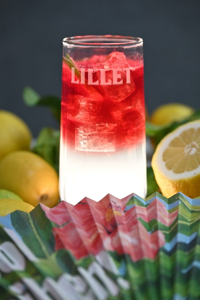 „Magique Highball“: Durch das langsame Eingießen des Lillet Rouge entsteht eine einzigartige ...