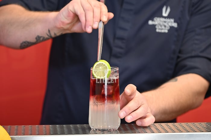 Durch das Tonic Water wird der Cocktail angenehm bitter.