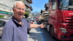 Gerhard Reiter deutet beim Lokalaugenschein der „Krone“ auf das Problem im Ortszentrum.