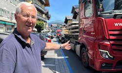 Gerhard Reiter deutet beim Lokalaugenschein der „Krone“ auf das Problem im Ortszentrum.