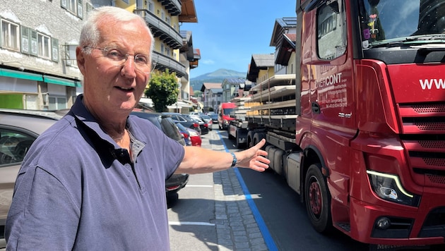 Gerhard Reiter deutet beim Lokalaugenschein der „Krone“ auf das Problem im Ortszentrum.