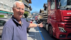 Gerhard Reiter deutet beim Lokalaugenschein der „Krone“ auf das Problem im Ortszentrum.