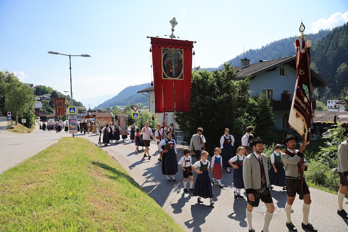In Ampass durften die örtlichen Schützen beim Rundgang natürlich nicht fehlen.