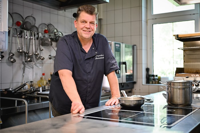 Haubenkoch Christian Rutschetschin geht mit seinem Restaurant direkt an der Marina in Schörfling ...