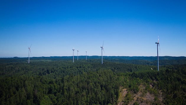 Nahe der Landesgrenze steht in Munderfing (OÖ) ein Windpark.