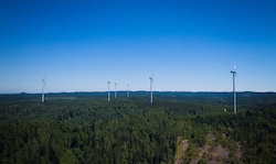 Nahe der Landesgrenze steht in Munderfing (OÖ) ein Windpark.