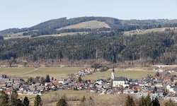 Zu fünft waren die Mountainbiker in Thalgau unterwegs, als zwei von ihnen von einem Auto erfasst ...