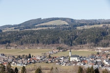 Zu fünft waren die Mountainbiker in Thalgau unterwegs, als zwei von ihnen von einem Auto erfasst ...