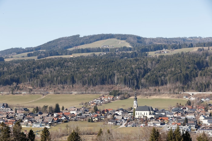 Am Lehmberg oberhalb von Thalgau steht aktuell wieder ein Windmessmast. In einem Jahr solle ...