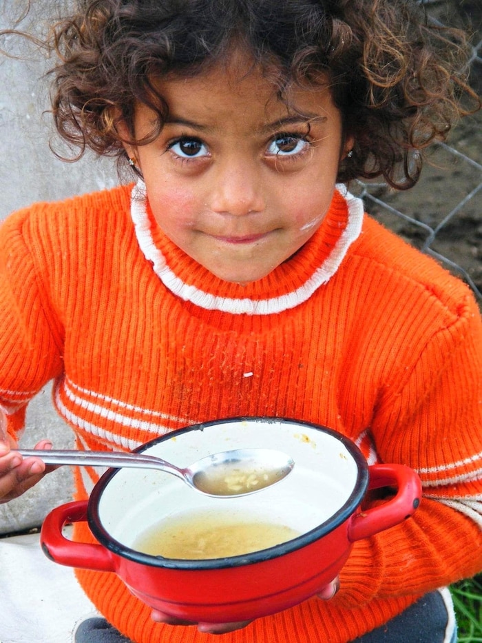 Eine warme Mahlzeit ist für viele Kinder in Südosteuropa keine Selvbstverständlichkeit.