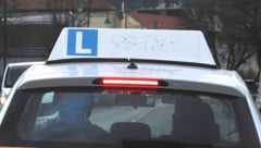 Das Auto war als Fahrschulauto gekennzeichnet. (Symbolbild)