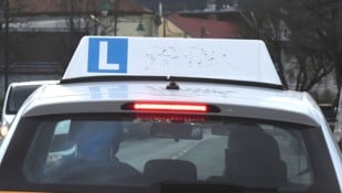 Das Auto war als Fahrschulauto gekennzeichnet. (Symbolbild)