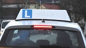 Das Auto war als Fahrschulauto gekennzeichnet. (Symbolbild)