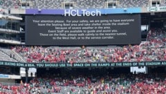 Gewitterwarnung! Die Fans das Metlife-Stadium verlassen