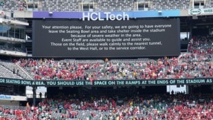 Gewitterwarnung! Die Fans das Metlife-Stadium verlassen