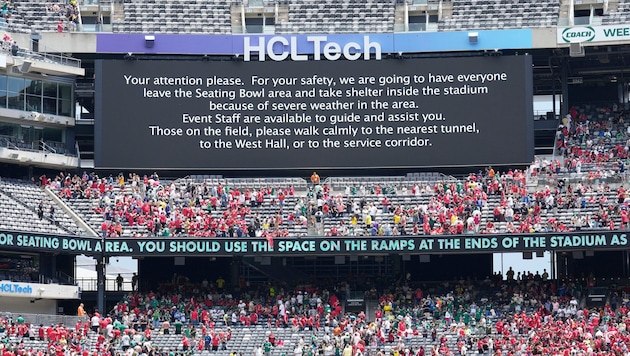 Gewitterwarnung! Die Fans das Metlife-Stadium verlassen