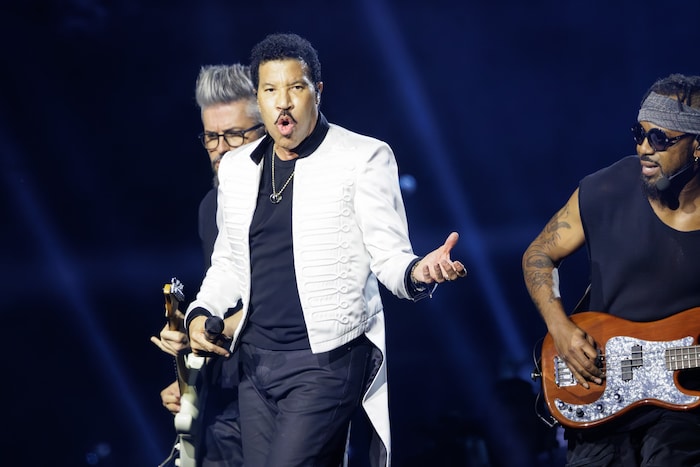 Mit seiner kundigen Band funktioniert der 76-Jährige nicht nur musikalisch, im Team rennt auch ...