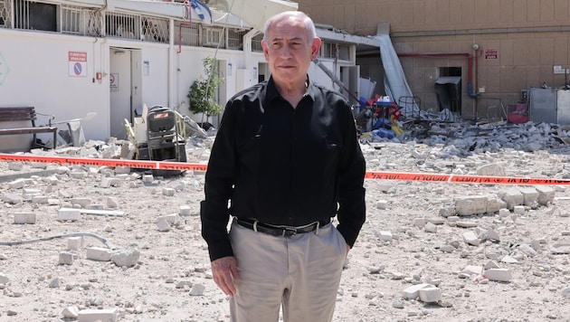 Israels Ministerpräsident Benjamin Netanyahu nach einem iranischen Angriff auf ein Krankenhaus