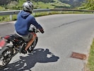 Bei einer Fahrt mit dem Moped kam es zu dem Unfall (Symbolbild).
