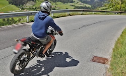 Bei einer Fahrt mit dem Moped kam es zu dem Unfall (Symbolbild).