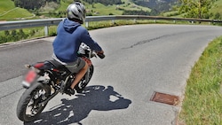 Bei einer Fahrt mit dem Moped kam es zu dem Unfall (Symbolbild).