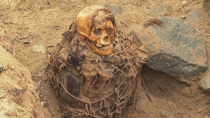Die Mumie (Bild) wurde nur 120 Zentimeter unter der Straßendecke entdeckt.