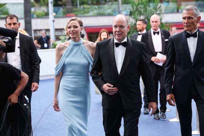 Fürstin Charlène trug ein Kleid von Louis Vuitton, Fürst Albert einen scharzen Anzug mit Fliege.
