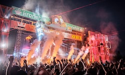 Jetzt Infos checken, Festivalfreunde zusammentrommeln und abfeiern!