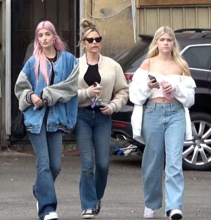 Denise Richards mit ihren Töchtern Sami und Lola Sheen im Jahr 2023