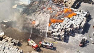 Die Einsatzkräfte sind weiterhin mit dem Löschen der Fabrik beschäftigt.