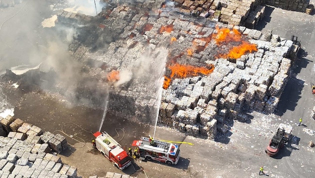 Die Einsatzkräfte sind weiterhin mit dem Löschen der Fabrik beschäftigt.
