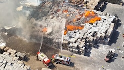Die Einsatzkräfte sind weiterhin mit dem Löschen der Fabrik beschäftigt.