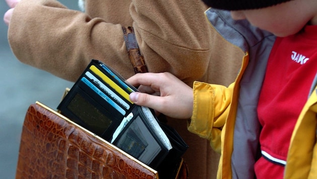 Unbemerkt griff der mutmaßliche Dieb in die Tasche der Seniorin.