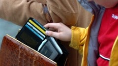 Taschendiebstahl (Symbolbild)