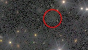 Die Galaxie CDG-2 (rot markiert gehört zu den lichtschwächsten bekannten Galaxien.