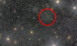 Die Galaxie CDG-2 (rot markiert gehört zu den lichtschwächsten bekannten Galaxien.