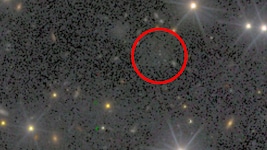 Die Galaxie CDG-2 (rot markiert gehört zu den lichtschwächsten bekannten Galaxien.