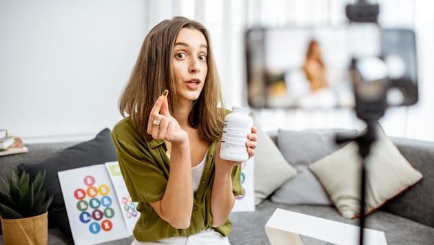 In manchen Fällen versprechen die Influencer Foodwatch zufolge medizinische Wirkungen wie ...