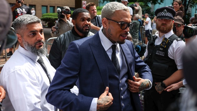 Chris Brown erschien am Freitag in London vor Gericht. Ihm wird in einem Prozess schwere ...