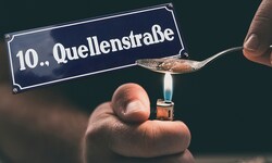 Ein tödlicher Drogenmix in einer Favoritener Wohnung bringt zwei Männer vor Gericht.