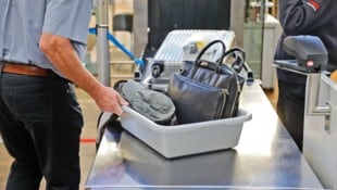 Aktuell müssen Passagiere bei der Sicherheitskontrolle Koffer und Co ausräumen. 