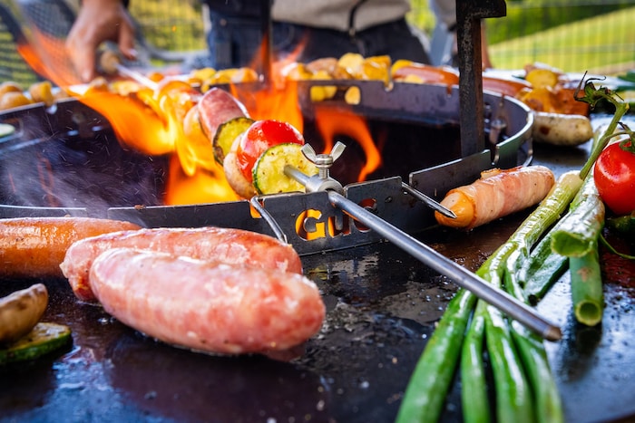 Heiß, heißer: die selbstgebauten Feuertonnen lassen das Grillherz höher schlagen.