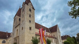 Stiftskirche und Kloster: Nach einem Brand im 14. Jahrhundert wurde das Gewölbe gotisch ...